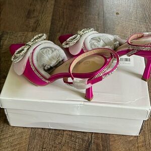 NWT WOMENS ROSE RED HEELS SIZE 5.5